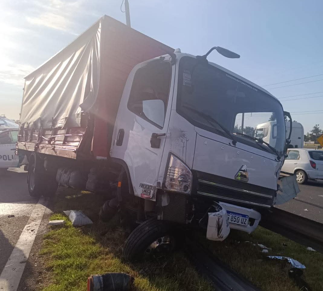 Choque de camiones en Panamericana generó caos de tránsito