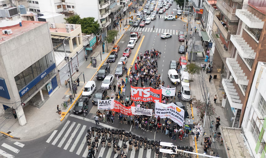 El asfalto como campo de batalla: Tensión extrema en Panamericana y accesos por el cierre de FATE y la reforma laboral
