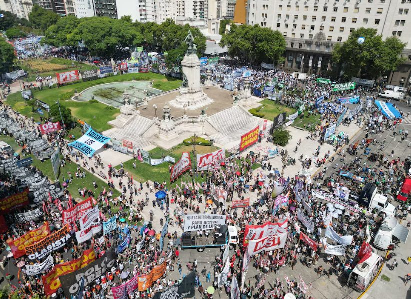 Media sanción a la Reforma Laboral: Entre el éxito legislativo del Gobierno y el estallido social en las calles