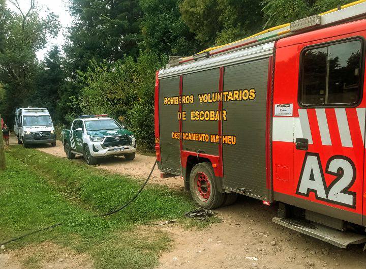 Incendio en una vivienda de Matheu: trabajaron bomberos y equipos de emergencia
