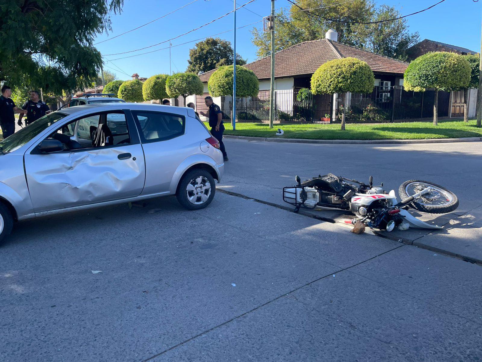 Accidente entre un auto y una moto en Garín