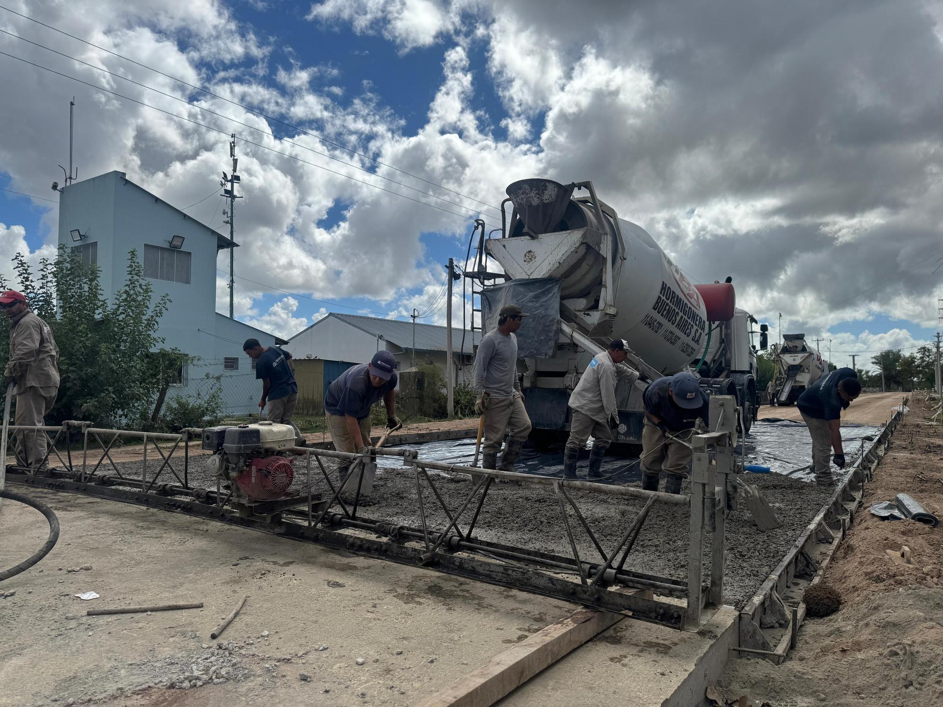 Una empresa financia una obra de asfalto en Loma Verde