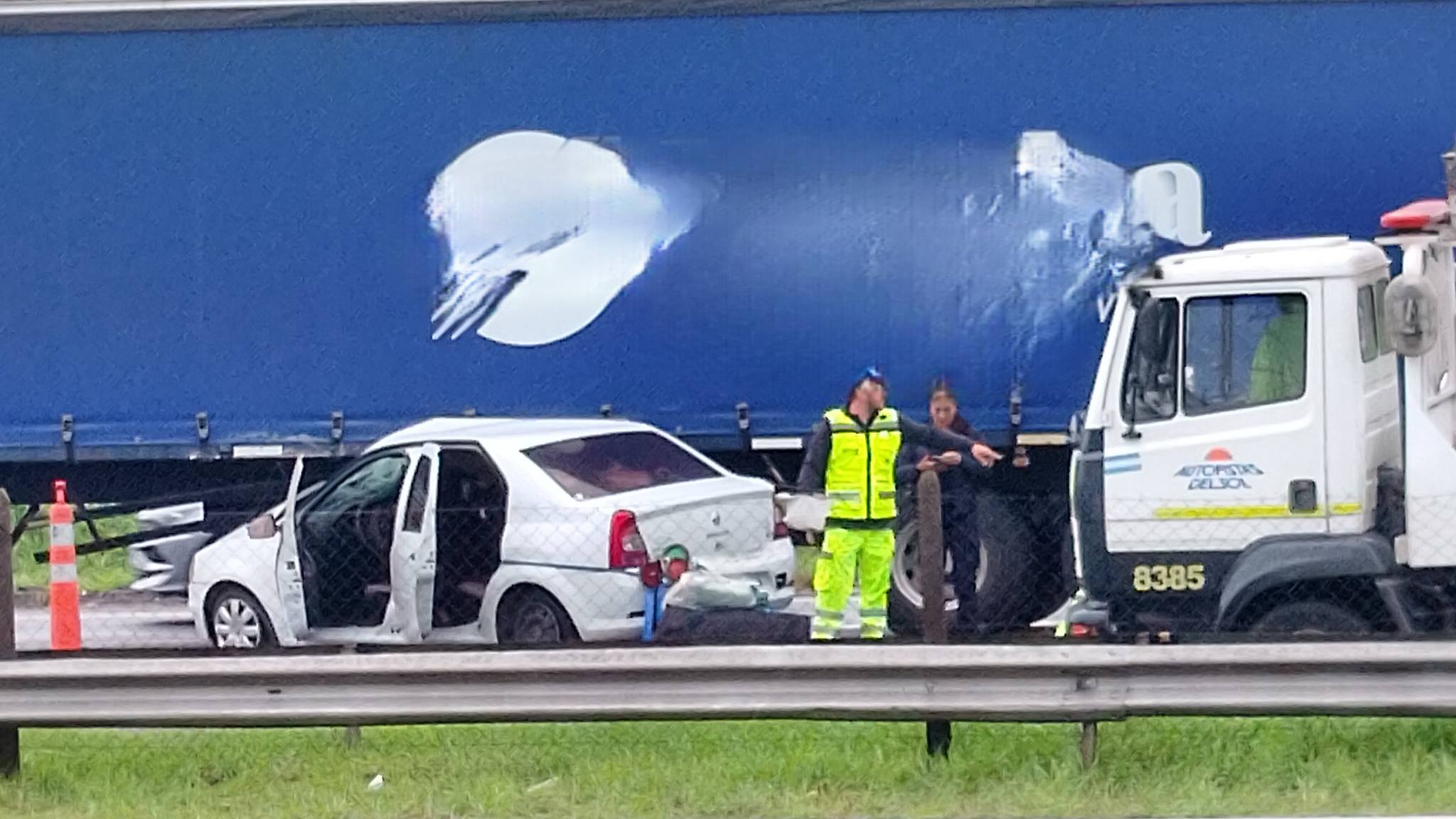 Quedó abajo de un camión pero resultó ilesa