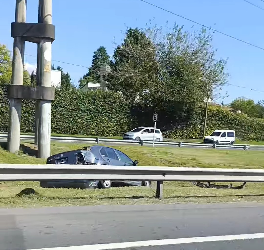 Choque en Panamericana: dos vehículos terminaron en la colectora y generaron demoras
