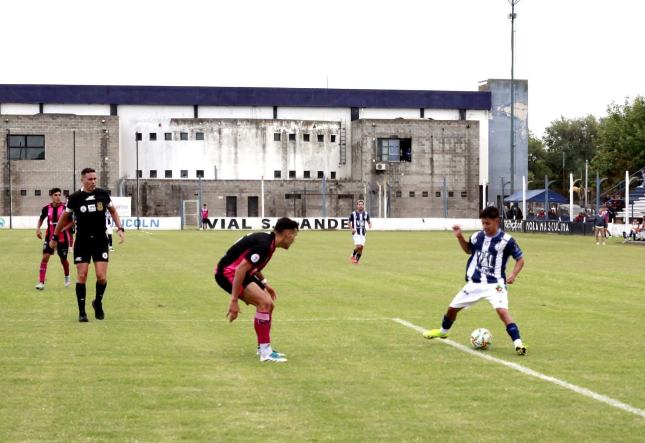 Federal A: Atlético Escobar volvió a caer