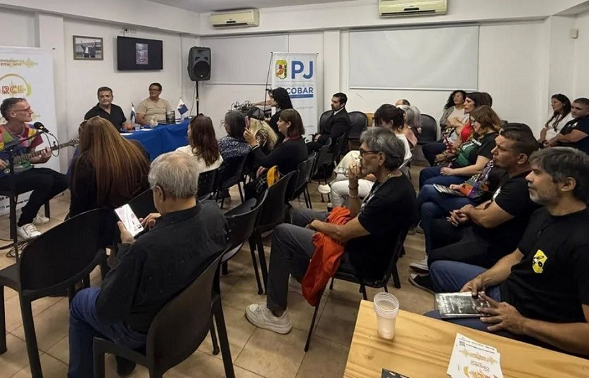 Norman Engel presentó “Historias en el éter”