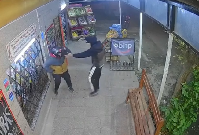 Terror en Berazategui: un motochorro le disparó a los pies a un repartidor para robarle la moto