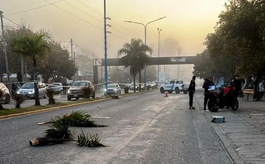 Murió el joven motociclista que intentó esquivar a un peatón y terminó estrellado contra una palmera en Matheu