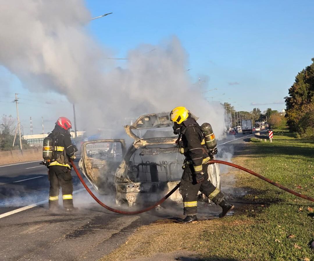 Incendio total de un vehículo sobre Panamericana