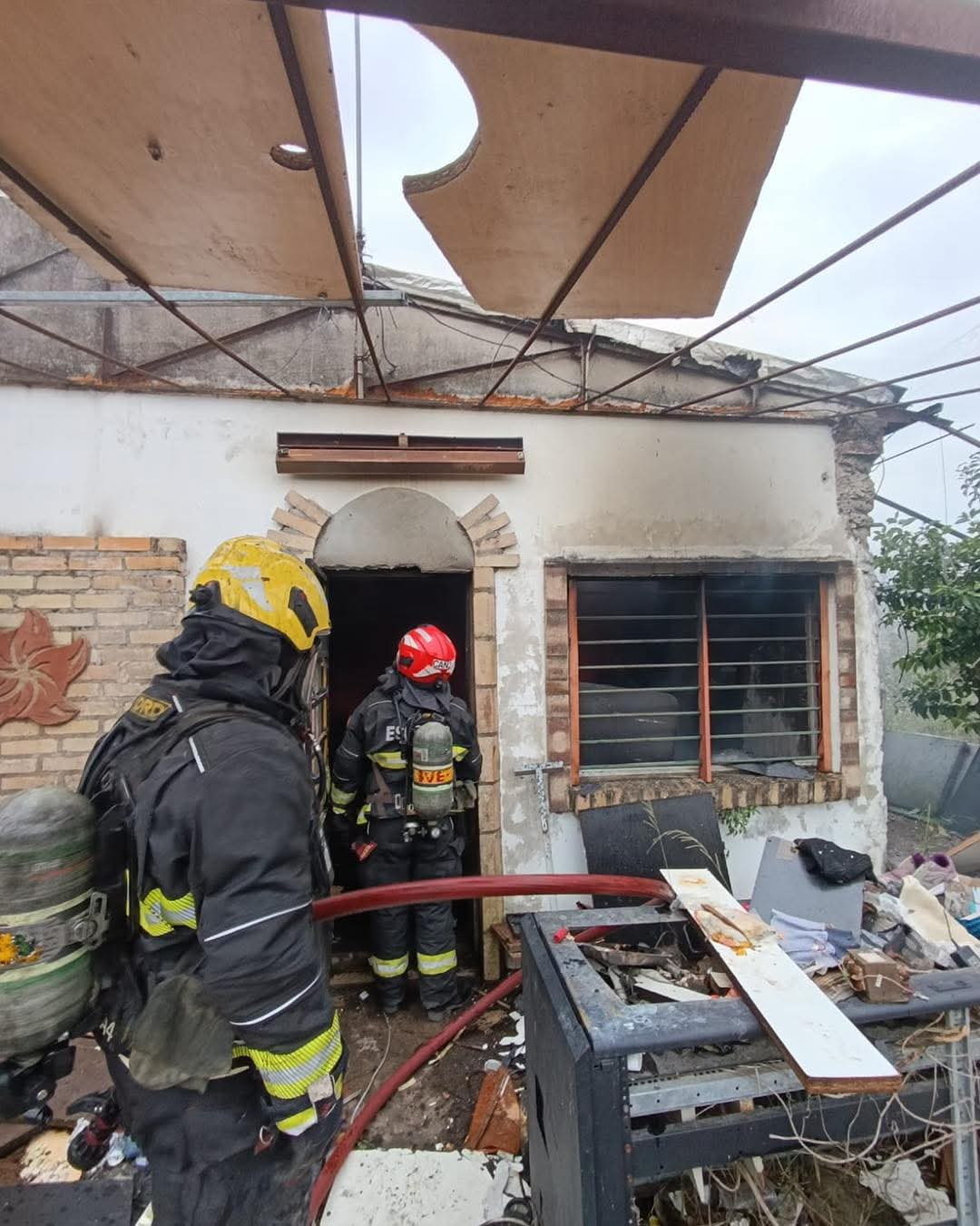 Voraz incendio destruyó una vivienda abandonada en Escobar