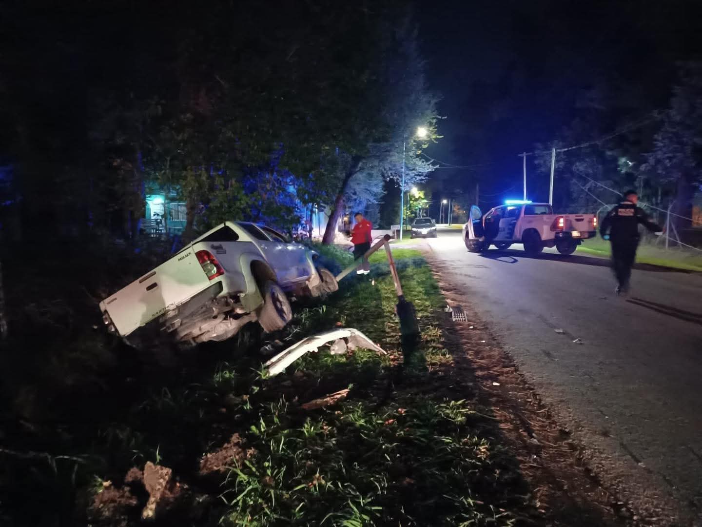 Vuelco de una Toyota Hilux en Loma Verde provocó la caída del tendido eléctrico