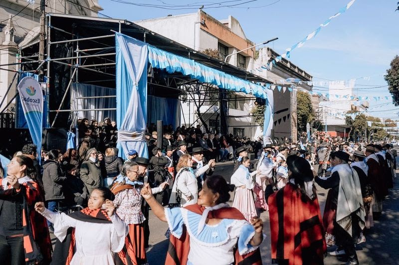 25 de Mayo: Locro, folclore, desfile patrio y  solidaridad en el Predio Floral