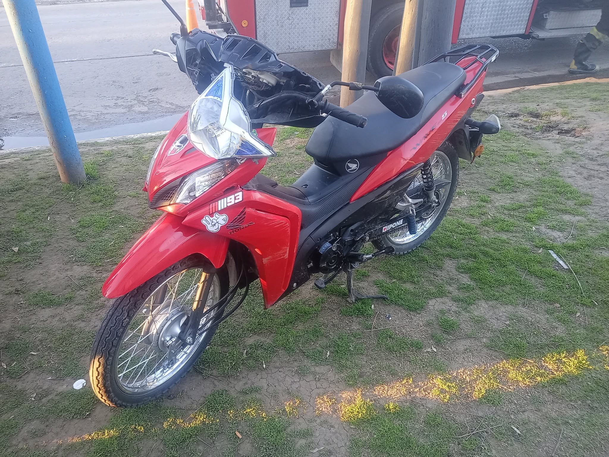 Choque entre un automóvil y una motocicleta en Matheu: un herido fue asistido en el lugar