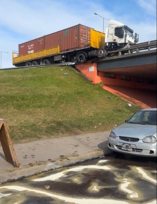 Dramático accidente en el Curvón: un camión casi cae desde la Panamericana, volcó su carga y hay peatones heridos