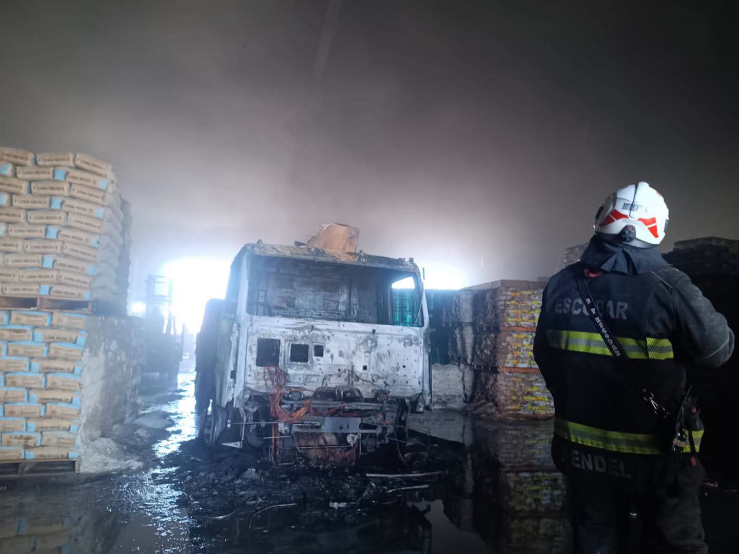 Rápida intervención de los Bomberos evitó mayores daños en un incendio de corralón
