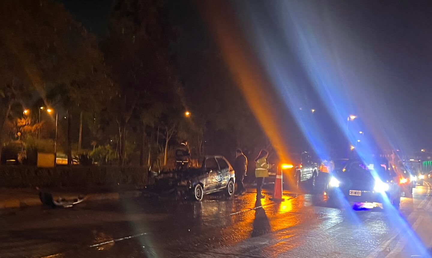 Incendio total de un automóvil en la Ruta 25