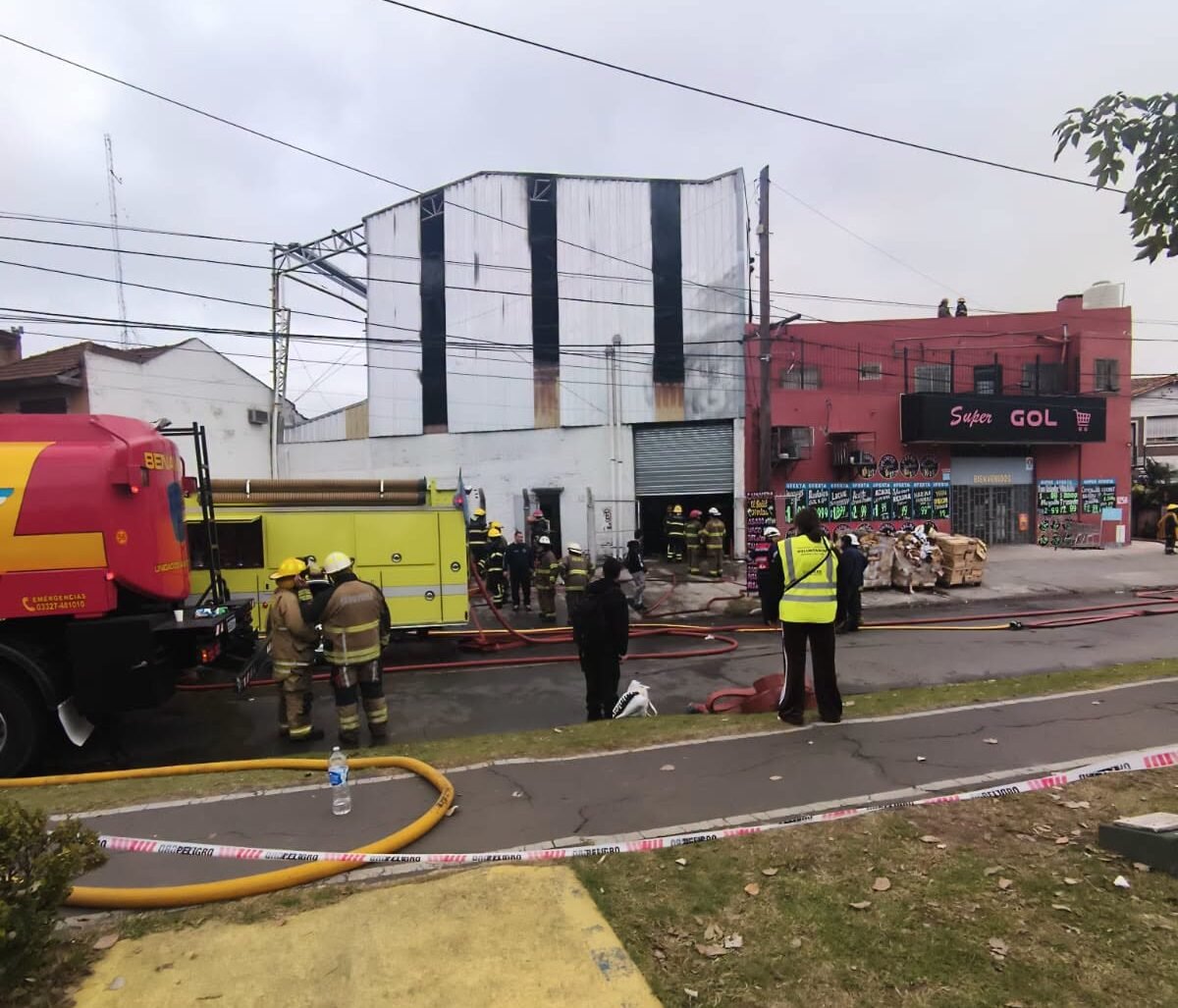 Bomberos de Escobar colaboraron en el combate del voraz incendio en una fábrica de colchones de Pacheco