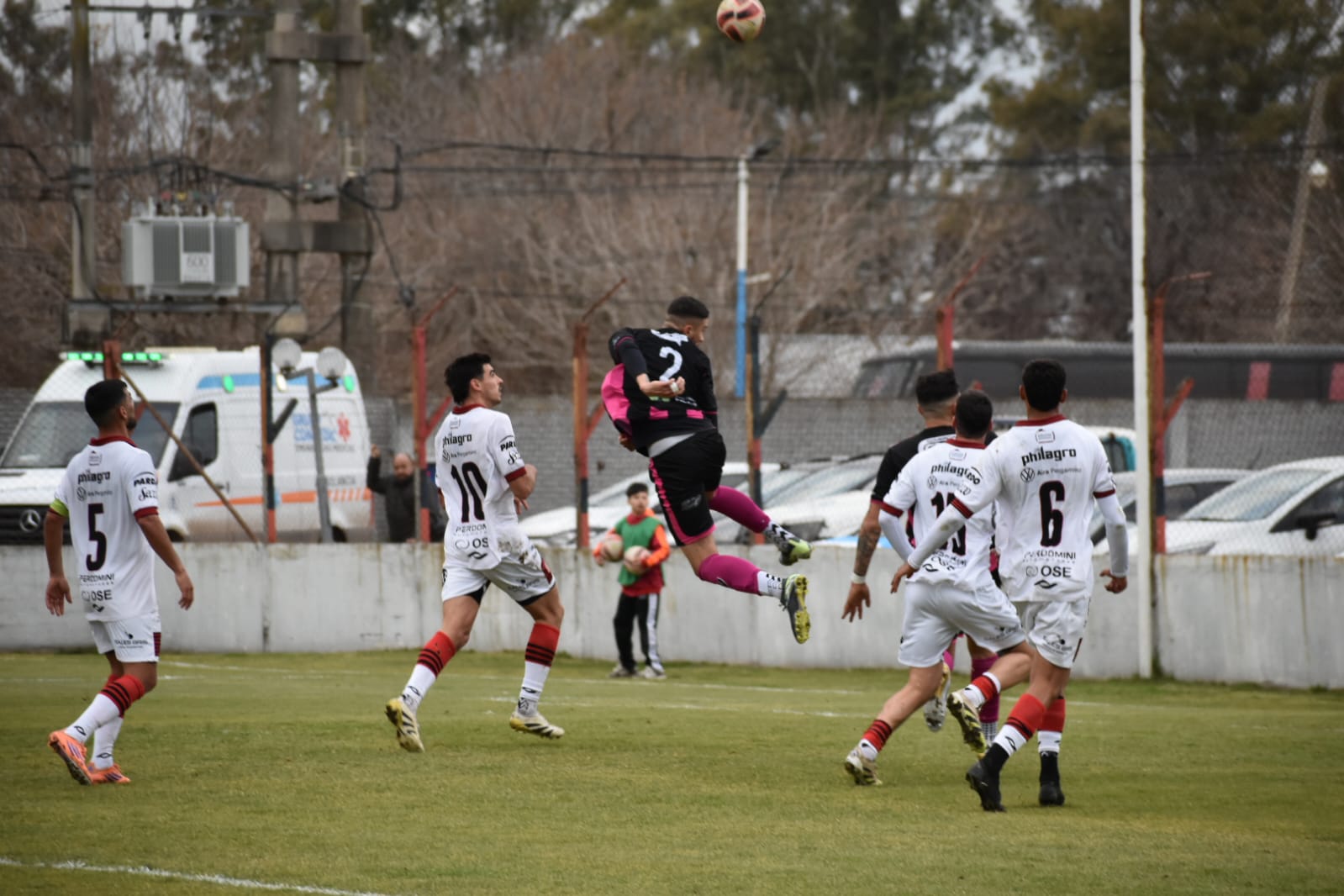Atlético Escobar mostró carácter y bajó a Douglas Haig de la punta del Federal A