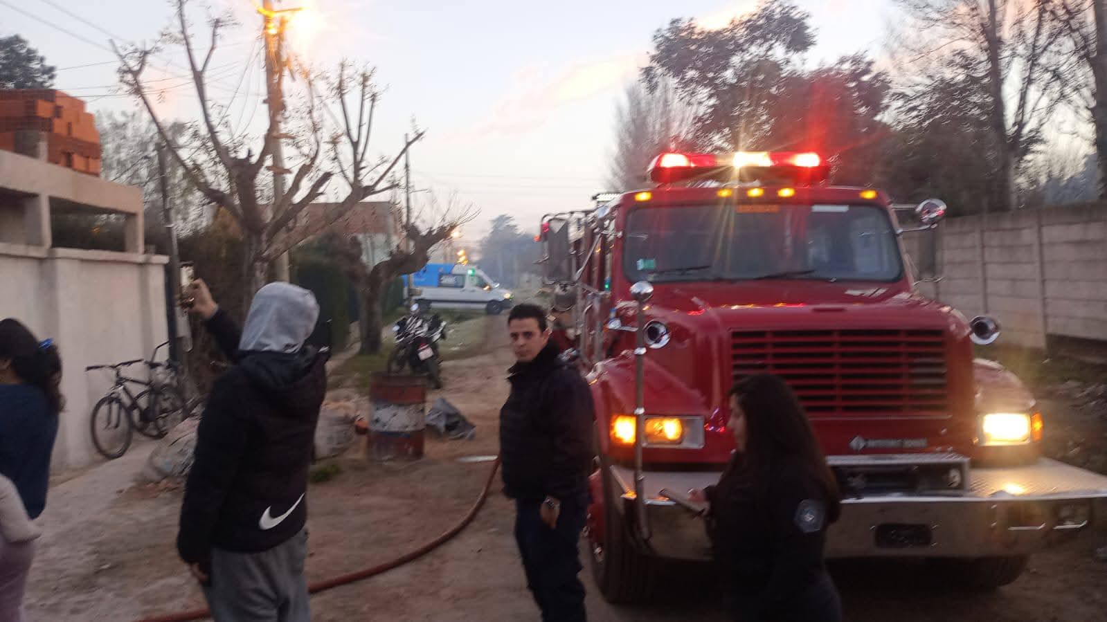 Incendio destruyó una vivienda en Matheu y las pérdidas fueron totales