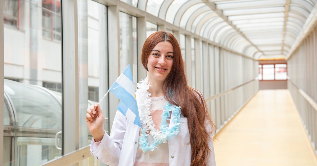 La médica que ayuda a los chicos internados con cáncer en el Garrahan a completar el álbum del Mundial: «La de Messi nadie la cambia»