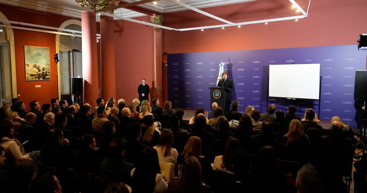 Milei ante los legisladores libertarios: charla con clima mundialista y pizarrón para explicar los cambios en el Banco Central