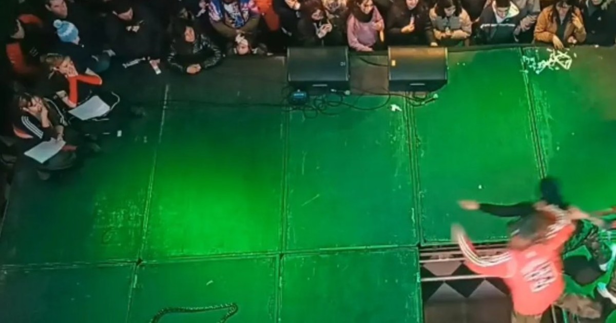 Dos bailarines cayeron del escenario durante un concurso de K-Pop en La Plata