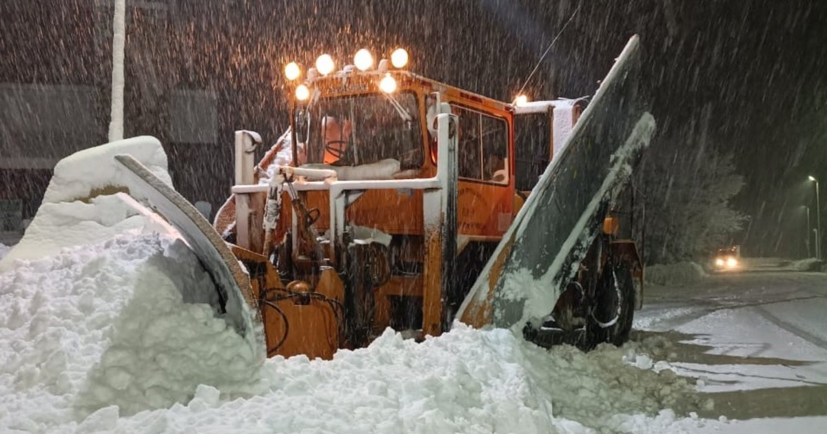 Temporal en Mendoza: 3 metros de nieve acumulada, decenas de personas rescatadas y más de 500 camiones frenados en el paso Cristo Redentor