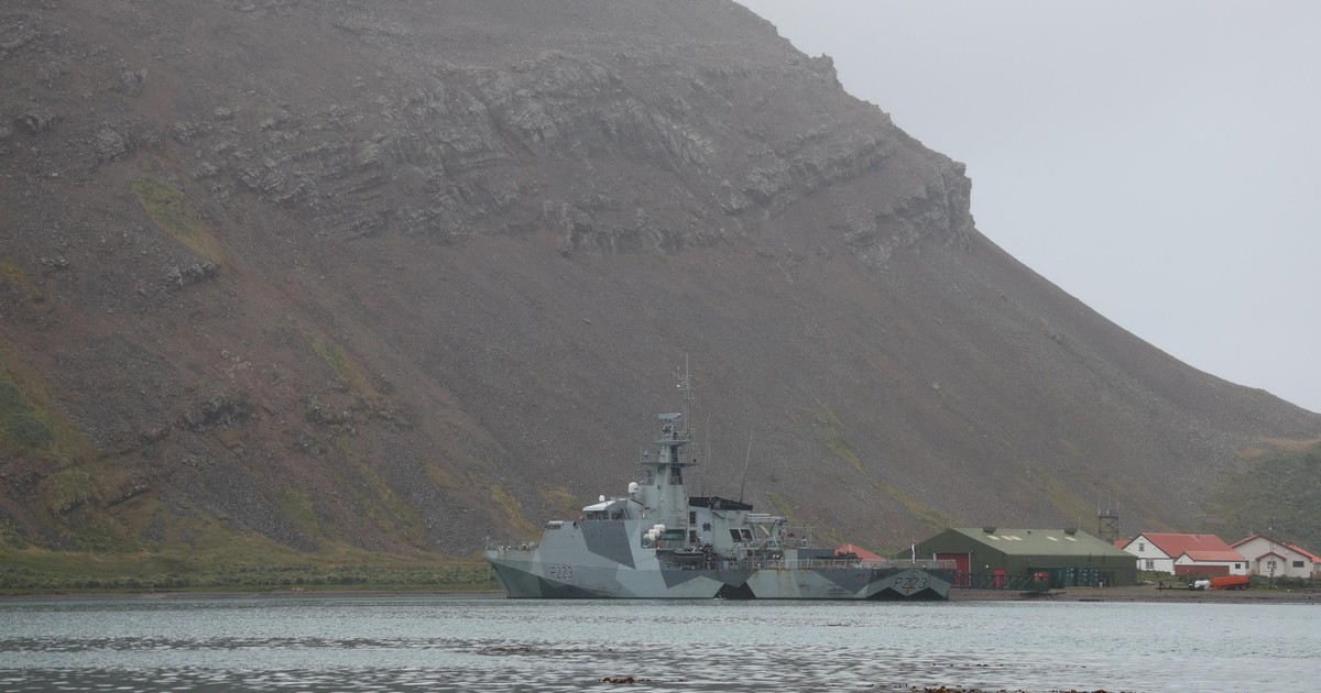 Malvinas: versiones cruzadas sobre un buque de guerra británico que navegó aguas argentinas