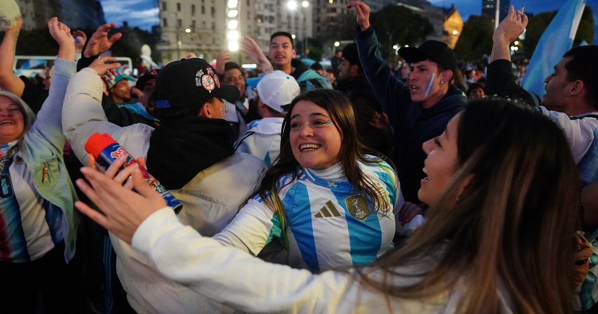 Una marea albiceleste festeja en el Obelisco tras el triunfazo de Argentina: «¡El que no salta es un inglés!»
