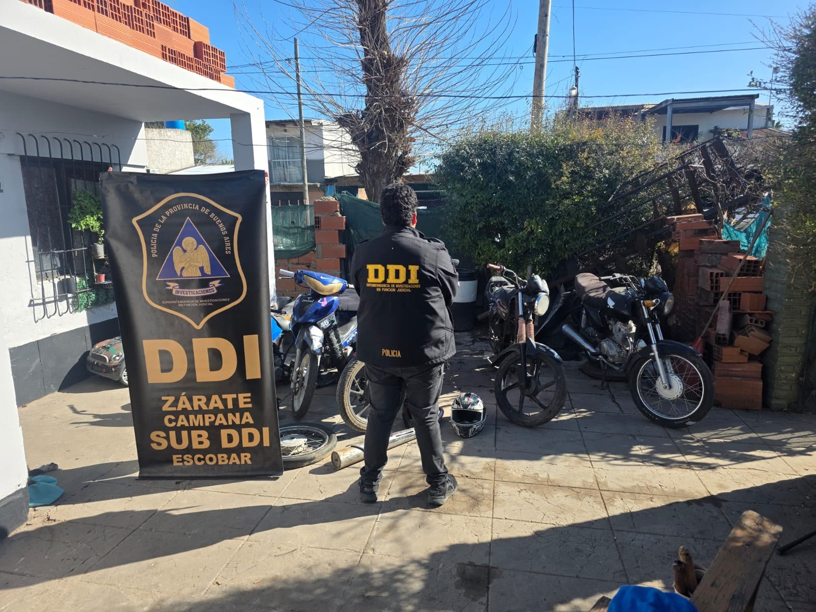 Fueron por una moto robada, detuvieron a cinco personas y había otros vehículos que también eran buscados