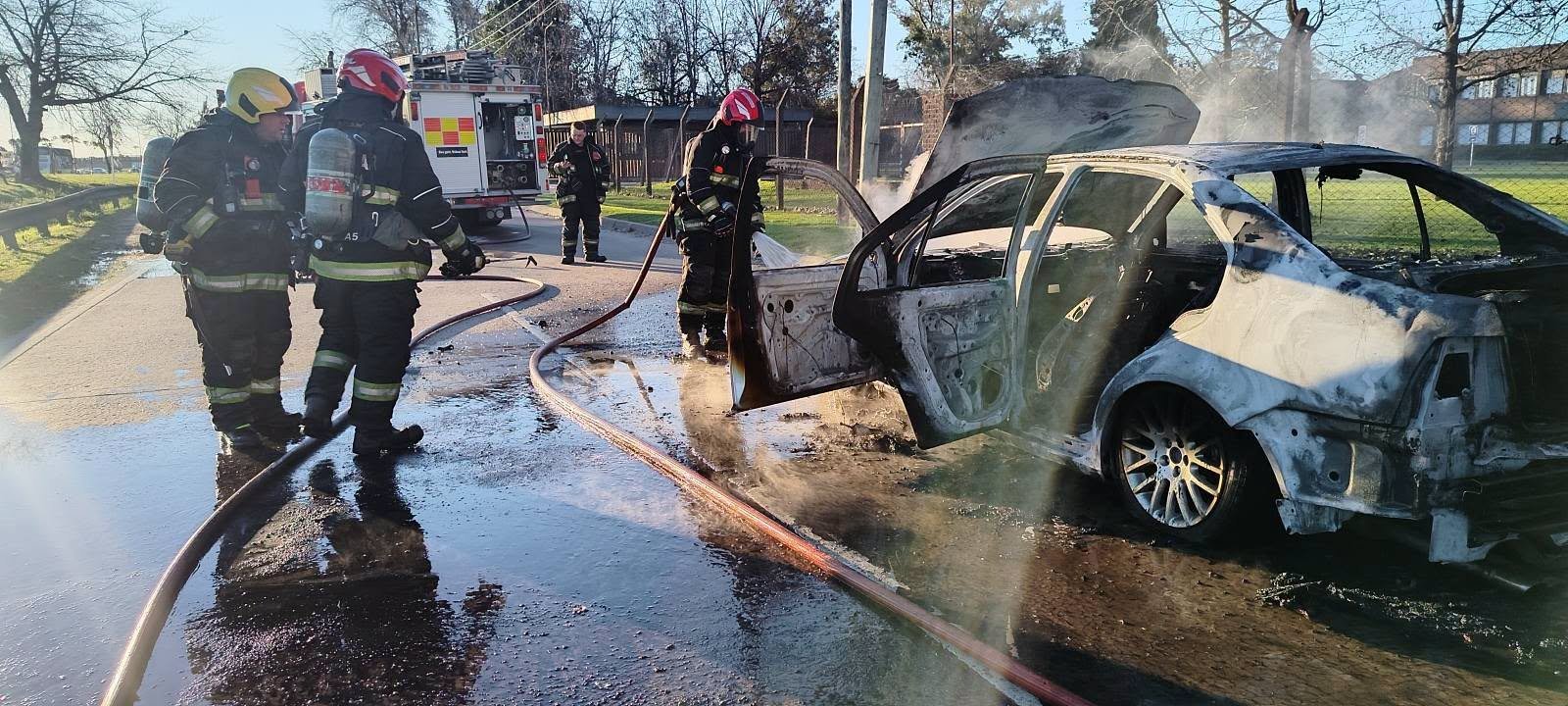 Incendio de un vehículo en la colectora Este: las pérdidas fueron totales