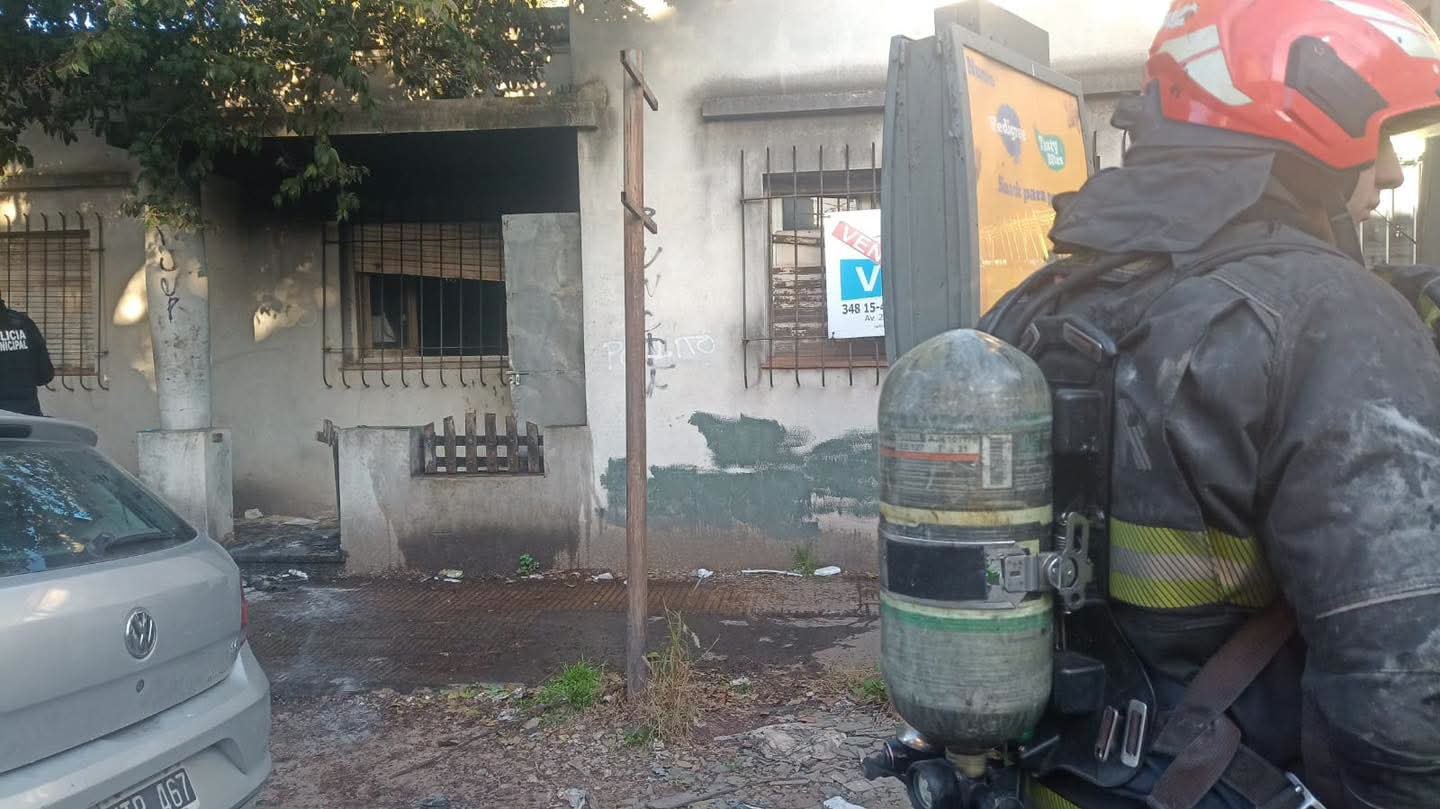 Incendio en una vivienda en pleno centro de Escobar: fue controlado rápidamente por Bomberos