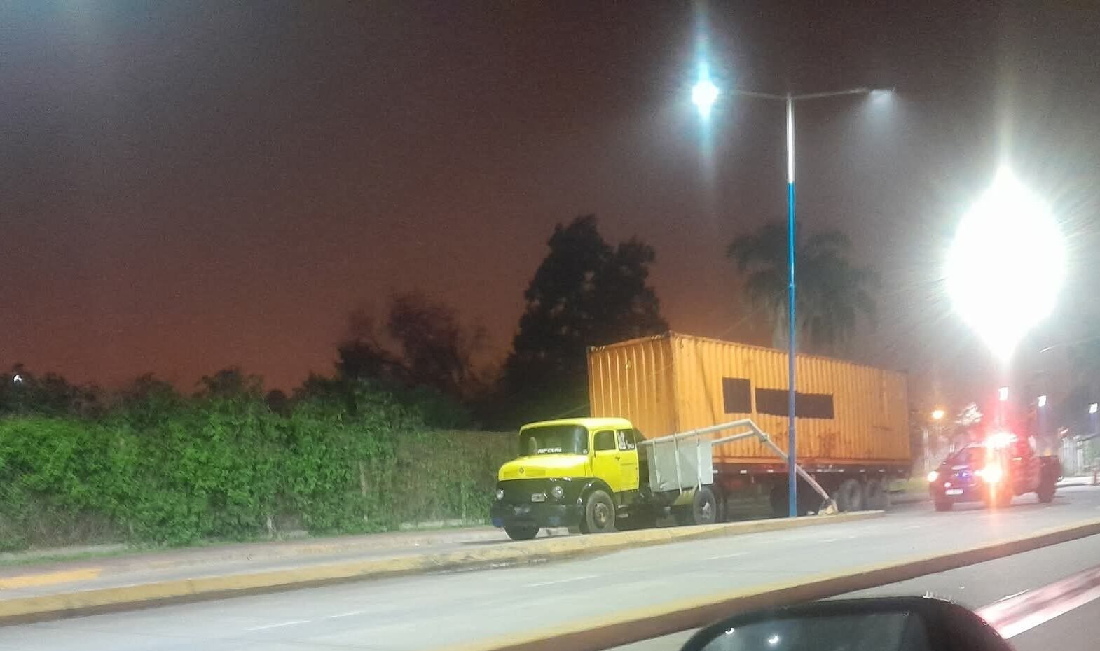 Un camión de cuatro ejes quiso pasar por el túnel Pablo Podestá, arrancó el cartel de altura y quedó varado