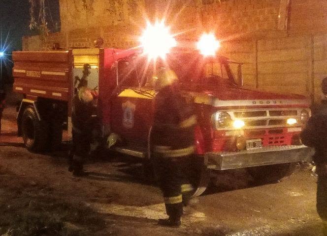 Bomberos trabajaron en un incendio de vivienda durante la madrugada