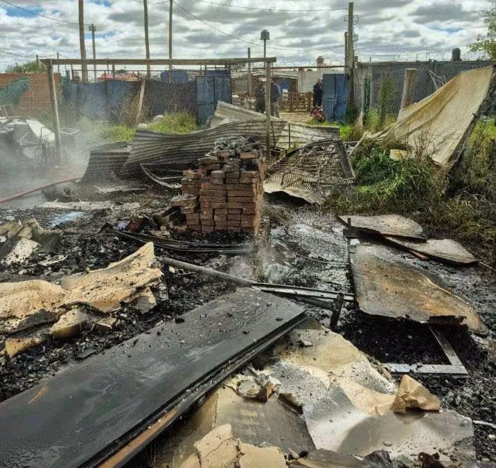 Voraz incendio destruyó por completo una vivienda en una zona descampada de Matheu