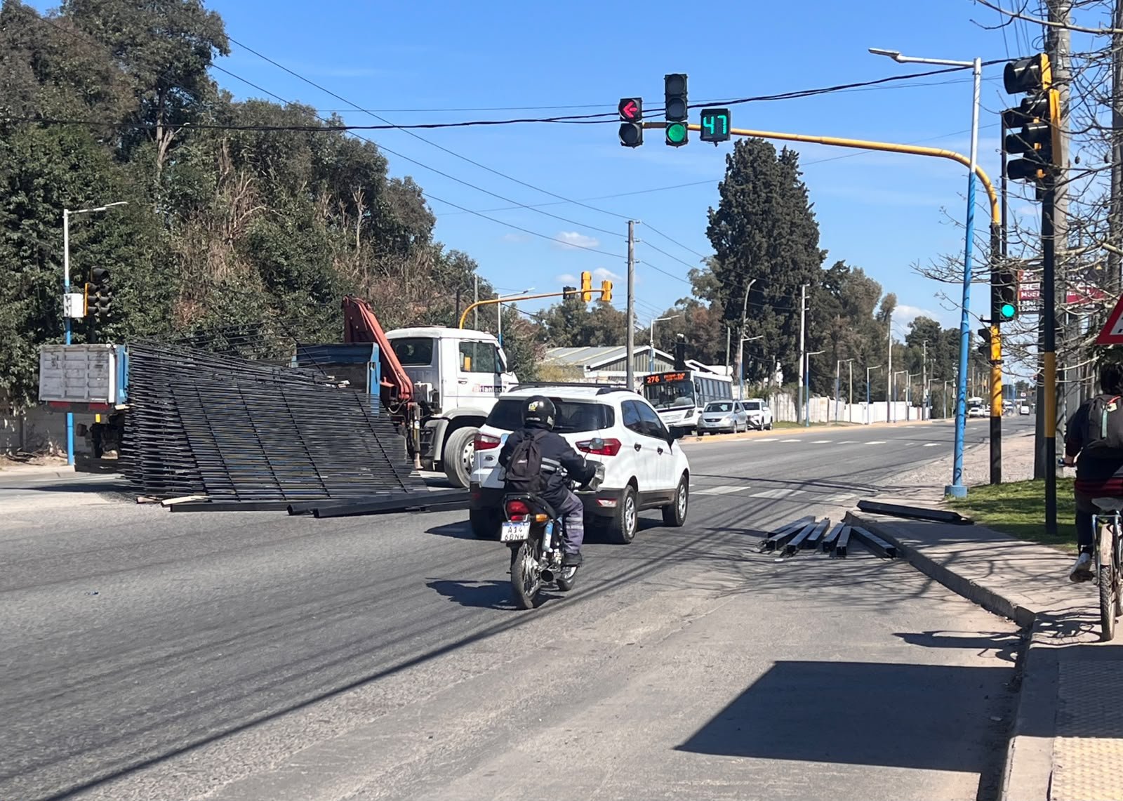 Camión perdió columnas de hierro y mallas en Ruta 25