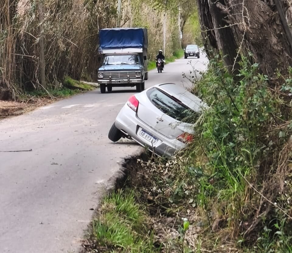 Un Chevrolet Onix terminó en una zanja en la calle Islandia