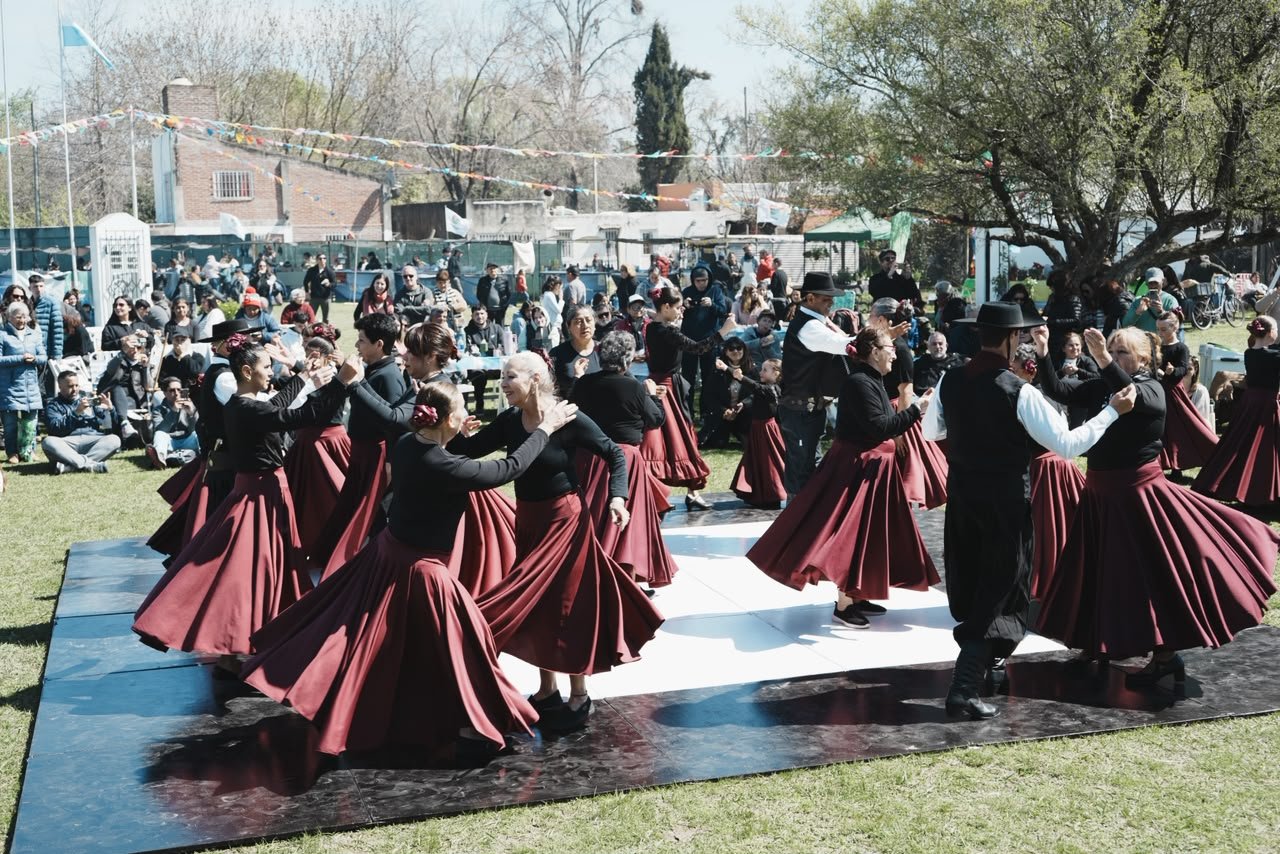 Loma Verde celebró sus 9 años con un desfile, shows y su tradicional campeonato de asado