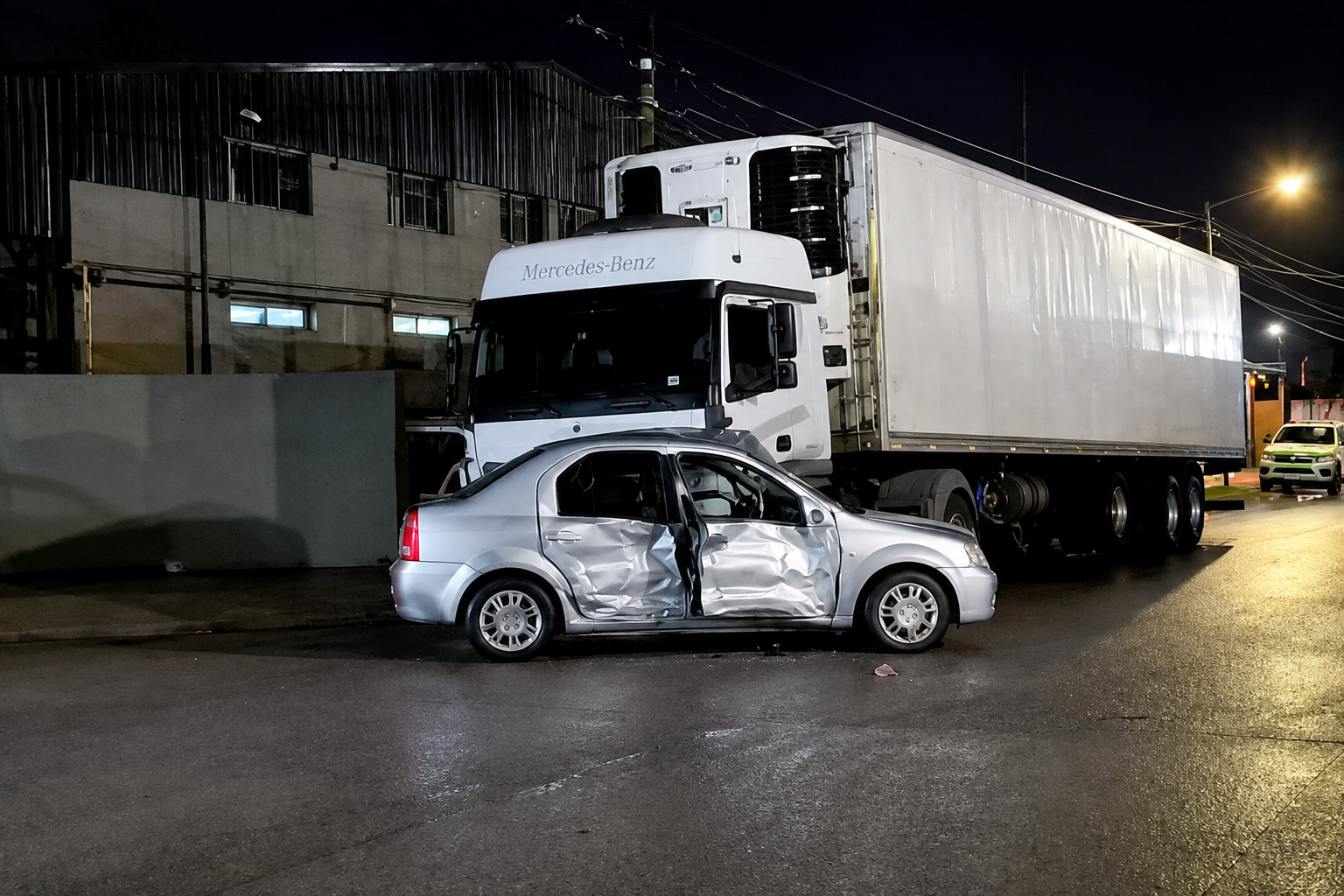 Fuerte choque entre un camión, una camioneta y un auto en Garín: rescataron al conductor