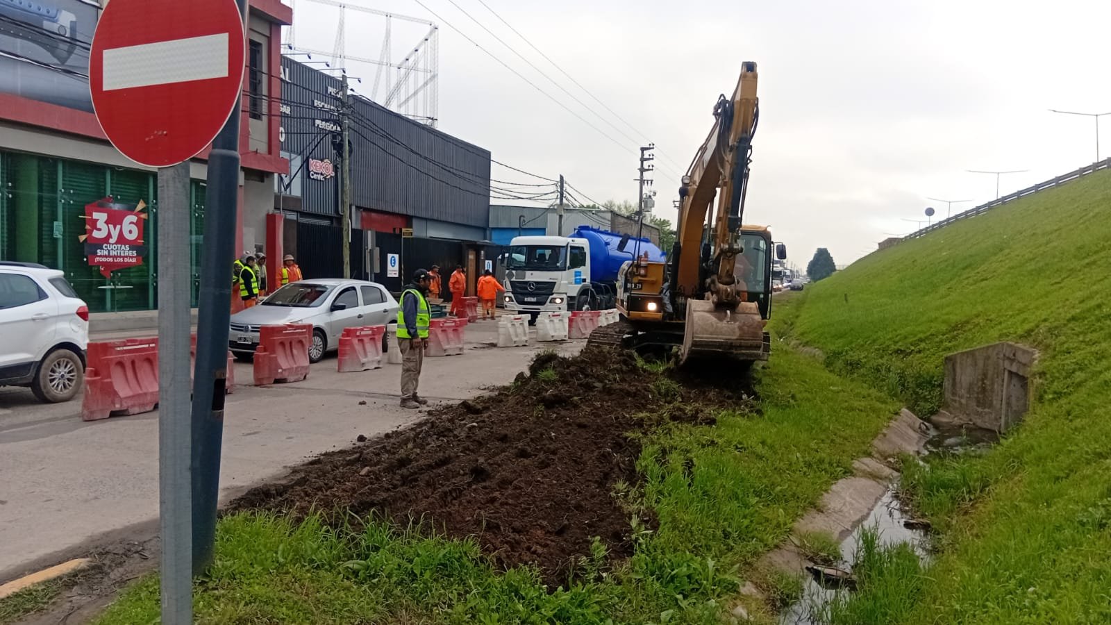 Loma Verde: realizan trabajos de reparación en la colectora oeste