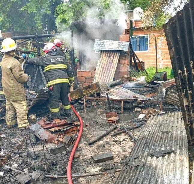 Incendio de una vivienda movilizó a dos dotaciones de Bomberos en Matheu