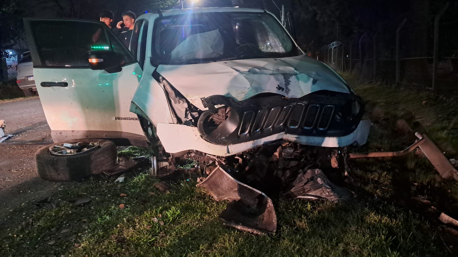 Iba a 140 km/h, perdió el control de su camioneta y chocó contra postes en Loma Verde